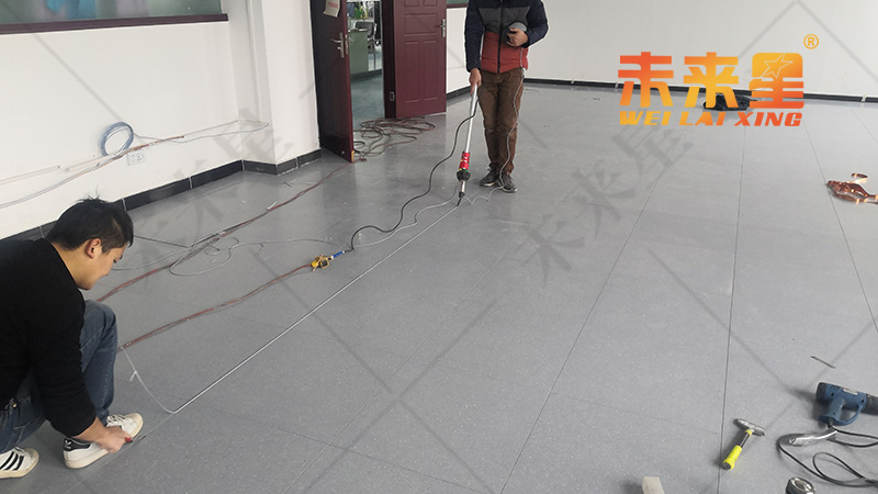 西安防靜電地板中直鋪PVC防靜電地板和架空防靜電地板有什么區別？